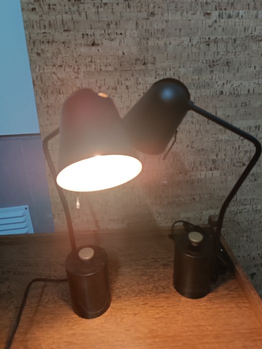 Candeeiro de mesa com regulador de intensidade