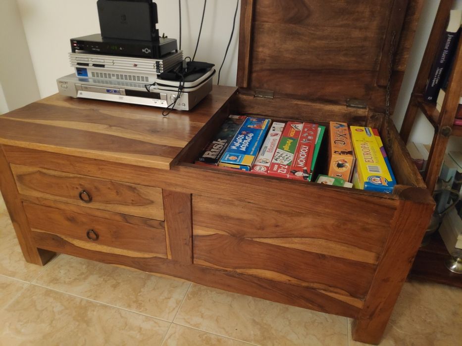 Mesa com gavetas e arca