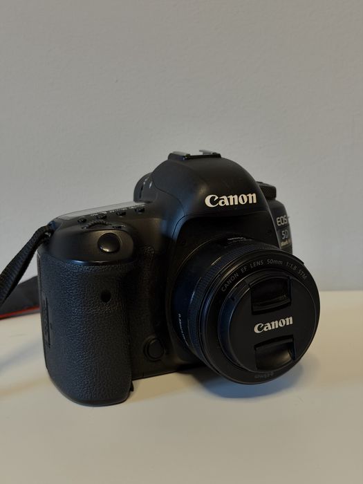 Камера Canon 5D Mark IV з об'єктивом Canon EF 50mm f/1.8.