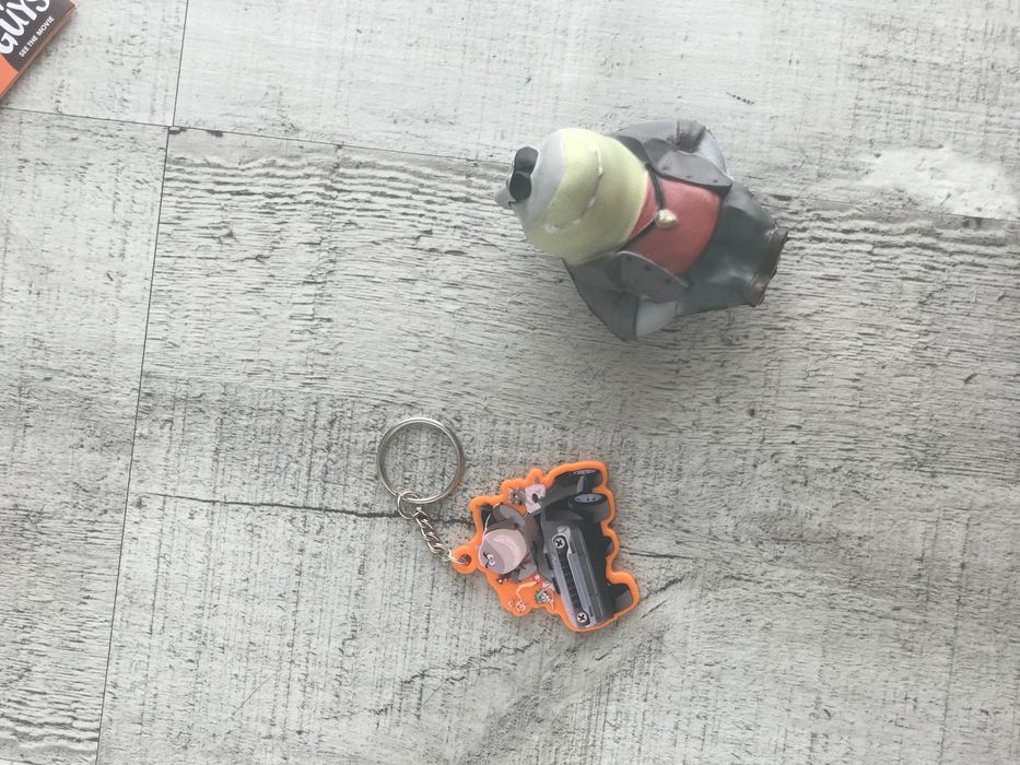 Brinquedo anti stress e porta-chaves do filme “Os Mauzões”