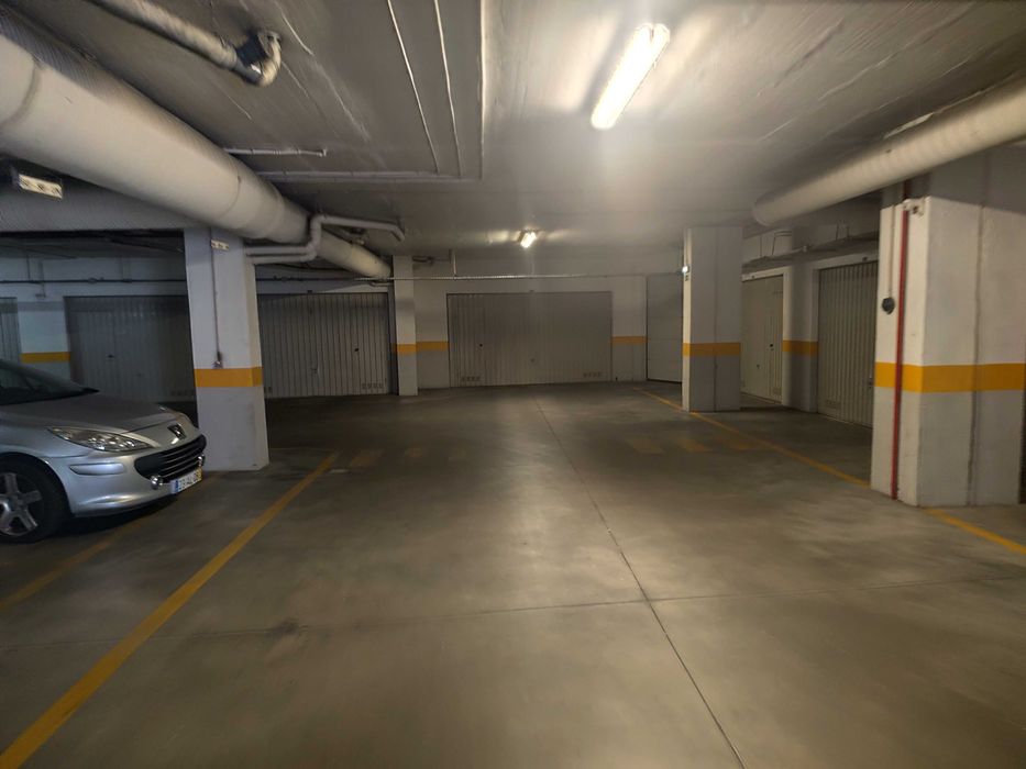 Garagem em condomínio de Massamá