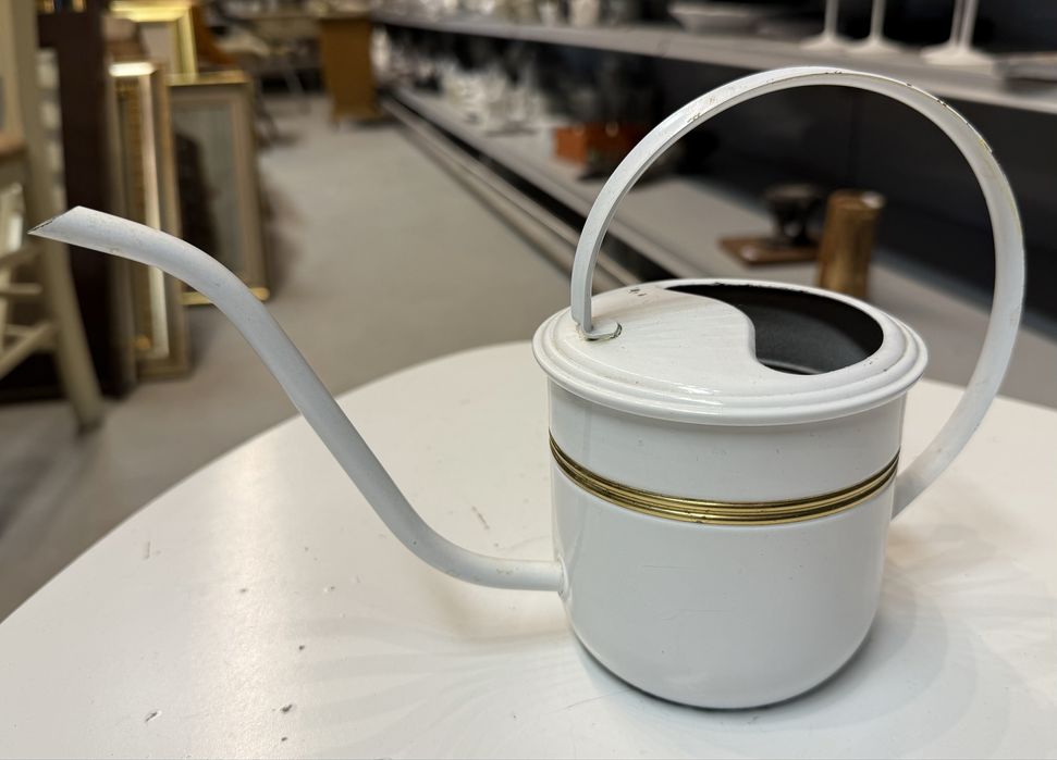 Retro stara mała konewka metalowa dekoracja biała złota vintage 919