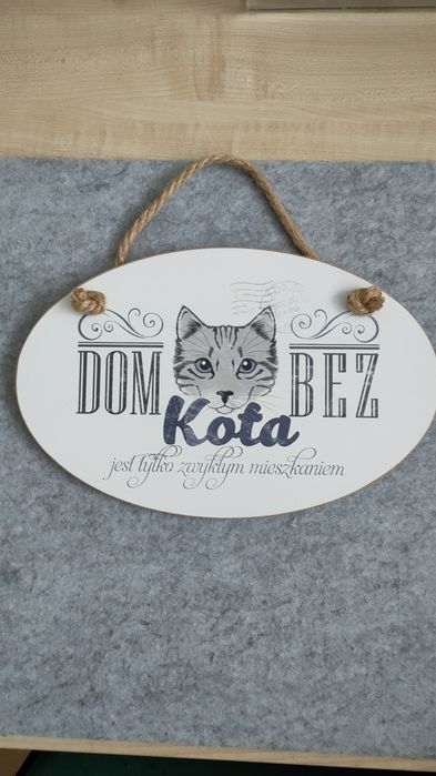 Drewniana tabliczka z kotem – dekoracja do domu