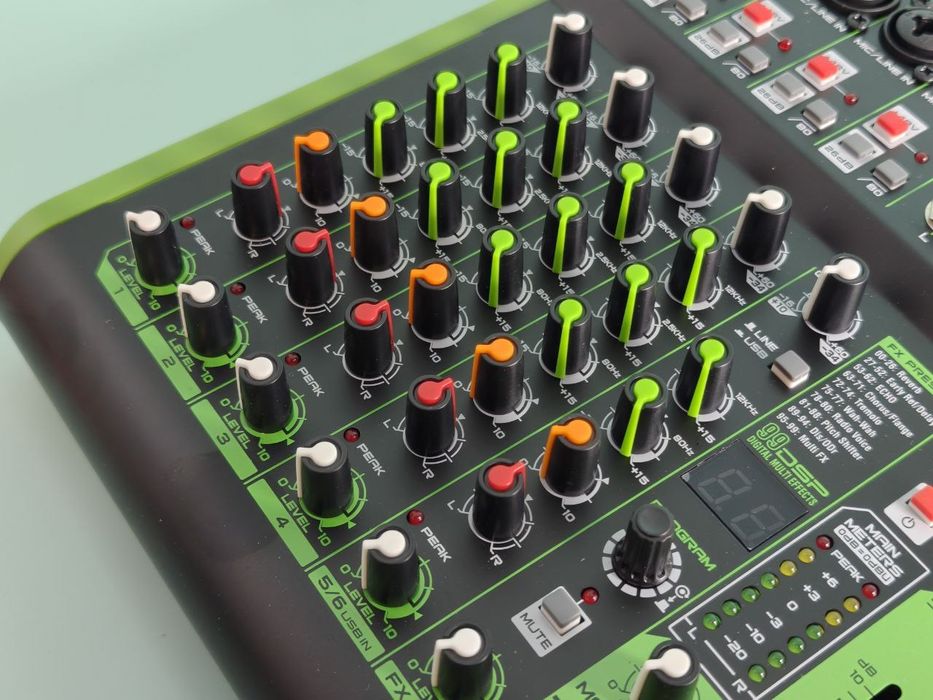 Профессиональный микшер серии 8UX с 99 цифровыми эффектами DSP