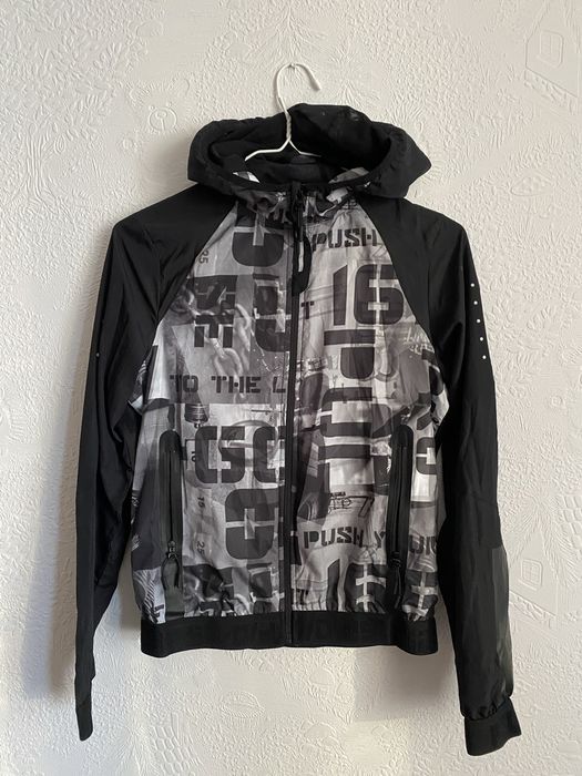 Жіноча бігова вітрівка