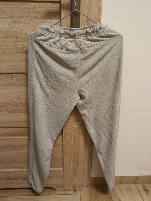 Szare dresowe spodnie marki Tu