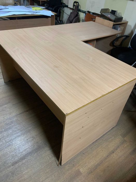 Віддам безкоштовно офісні столи