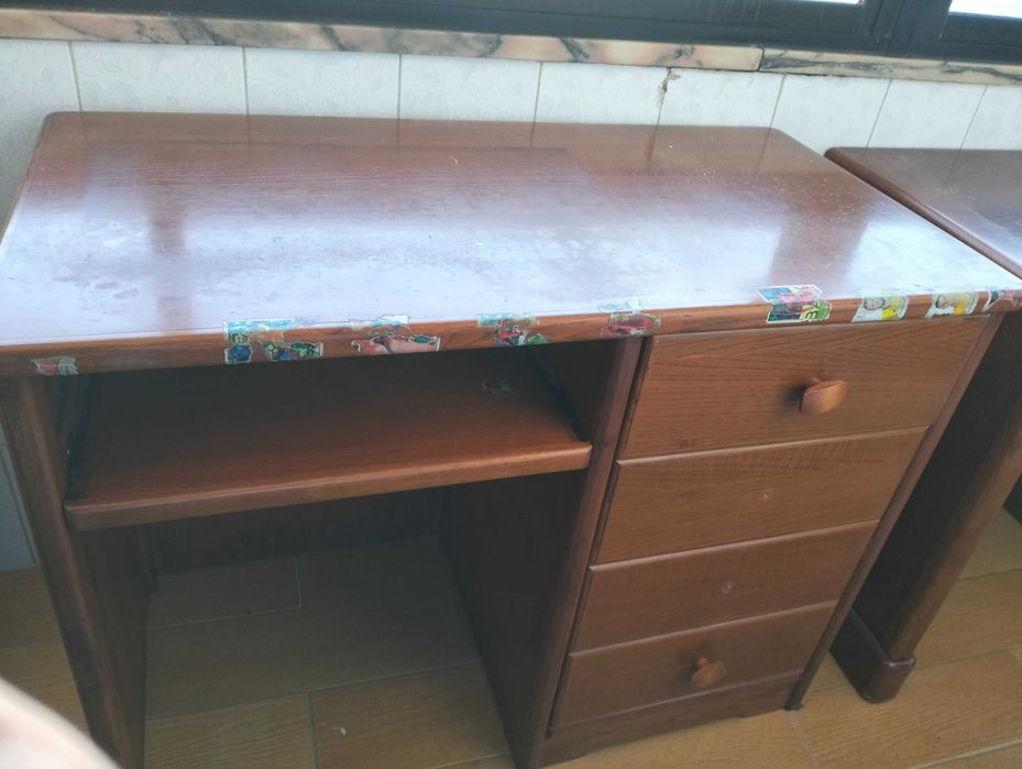 Ofereço secretária de madeira