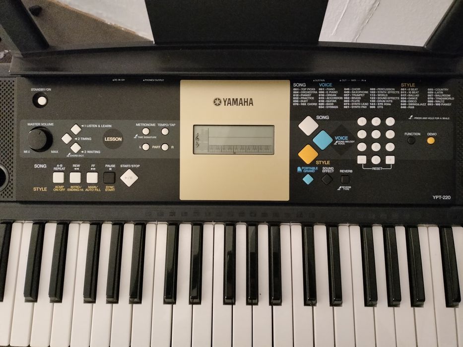 Teclado / Órgão Yamaha YPT-220 – 61 Teclas | Excelente Estado