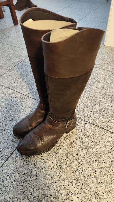 Botas cano alto castanhas camurça e pele