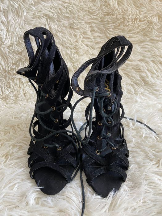 Czarne wiązane szpilki