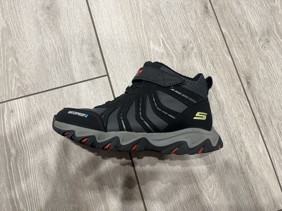 Зимове хлопчаче взуття skechers