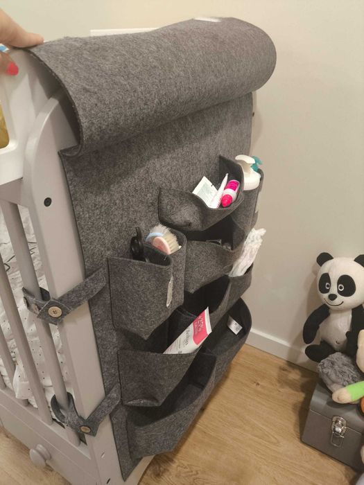 Muda fraldas em berço e Bolsa de higiene