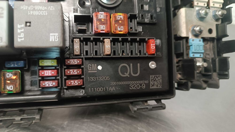 CAIXA DE FUSIVEIS / RELÉS OPEL ASTRA J 2009-2016 13313205 1110011AA