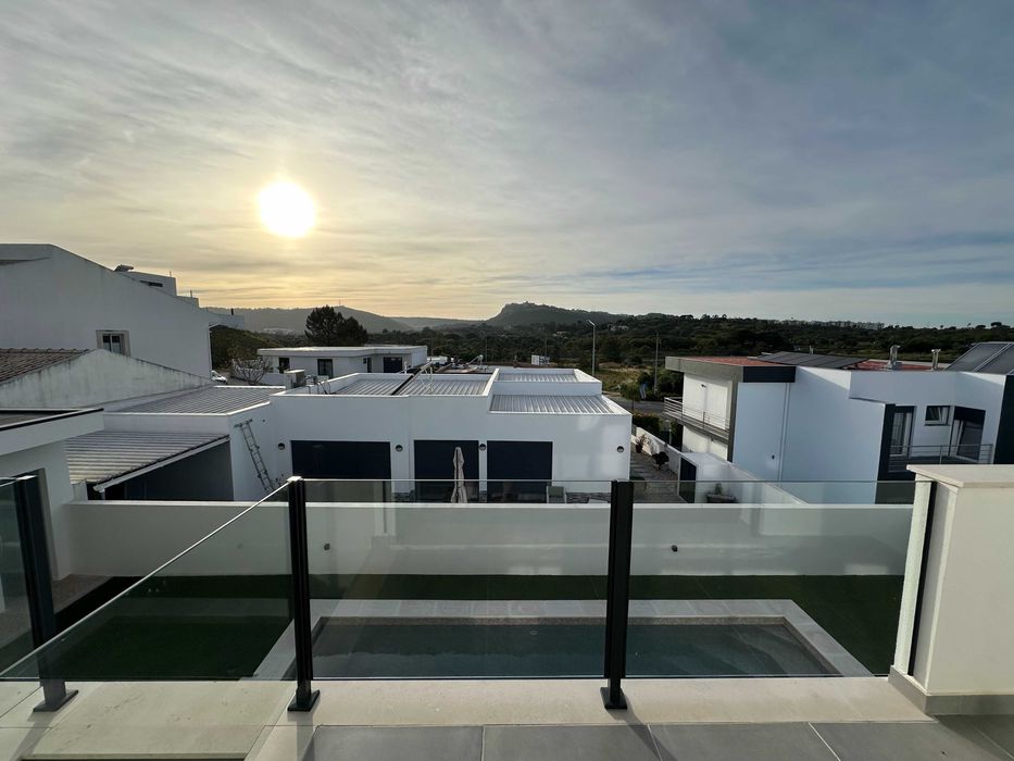 Moradia T4 Nova 2024 com Piscina — Setúbal, 10 min St Peter's School