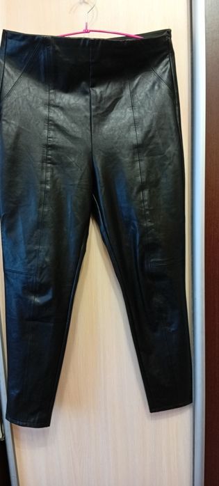 Женские штаны Stradivarius.