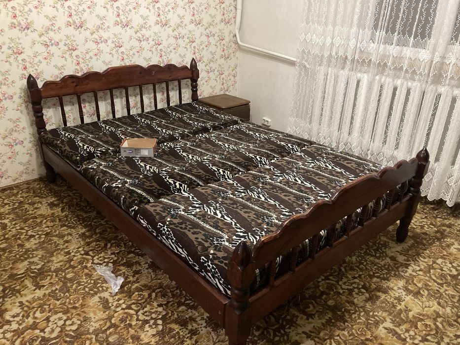 Продам деревяне ліжко 1.60х2.00 з матрасами