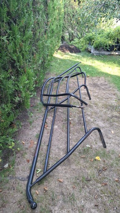 Schody metalowe zewnętrzne z barierkami