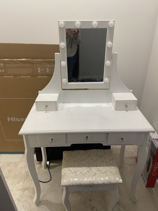 Toaletka biala dla dziewczynki z pufa