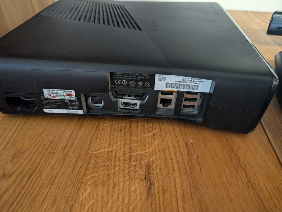 XBOX 360 + 4 pady + kinnect + gry + klawiatura do pada