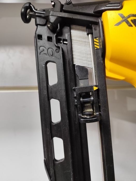 DeWalt DCN 660 акумуляторний безщітковий пістолет по дереву Деволт оригінал