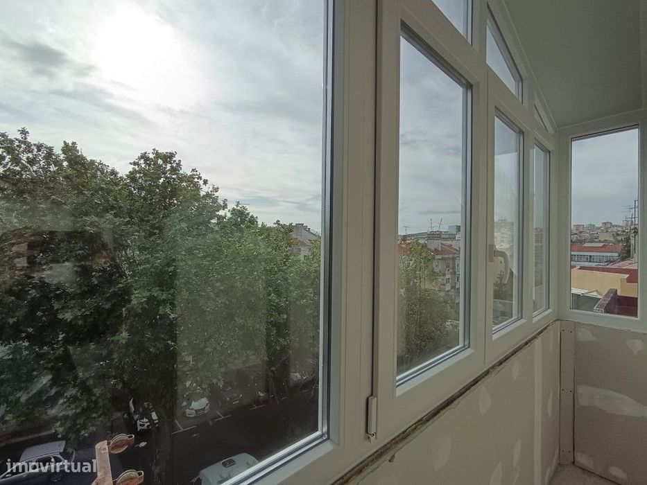 T2 Totalmente Remodelado | Excelente Localização na Amadora