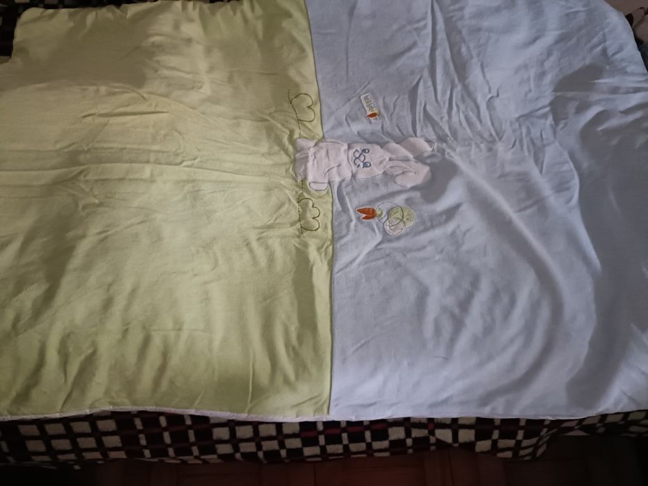 Berço com adereços incluídos e colchão