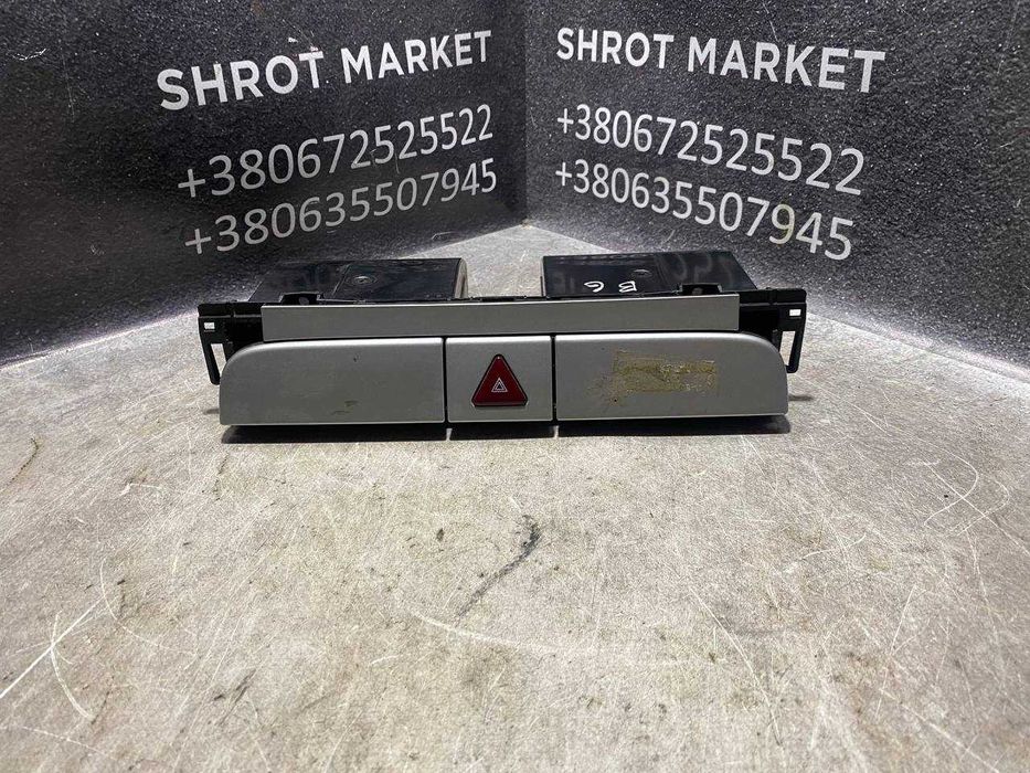 Центральний бардачок панелі Volkswagen Passat B6 3C0858407