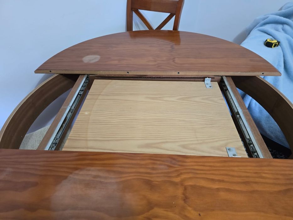 Mesa + quatro cadeiras: 
Diâmetro 107cm,