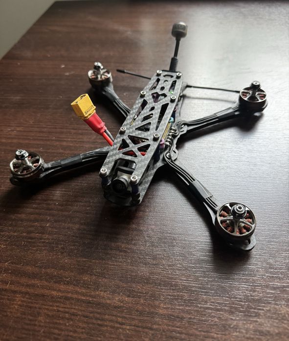 Dron FPV 5” 6s freestyle 1750kV