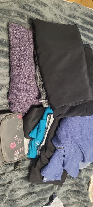 Paka ciuchów 42/44 gratis kosmetyczka. Polecam.