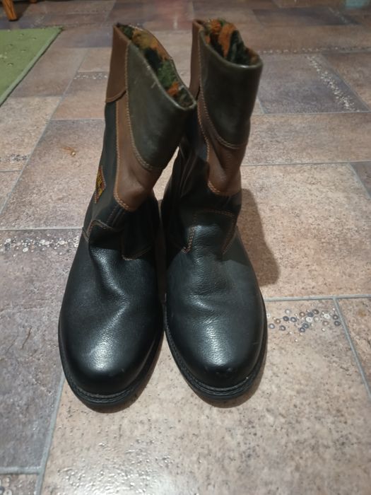 робочі черевики з натуральної шкіри з лейблом "NEWTON". 
Дізнатися біл