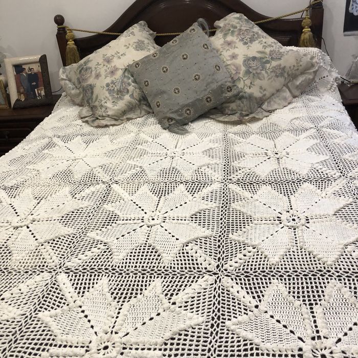 Colcha em renda manual de cor branca para cama de casal