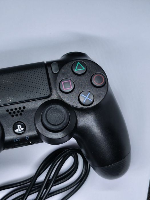 Comando para PC/PS4 Em ótimo estado + cabo.