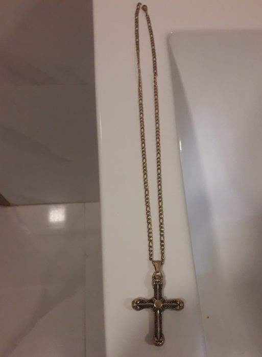 Fio homem em aço com cruz