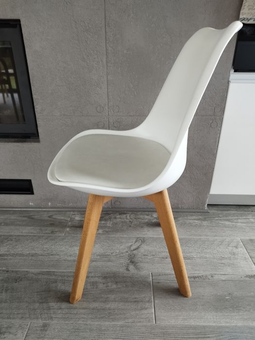 Krzesła 8 sztuk stan dobry.