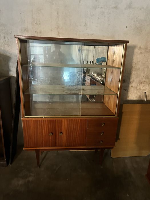 2 Sofás , uma cristaleira e um movel