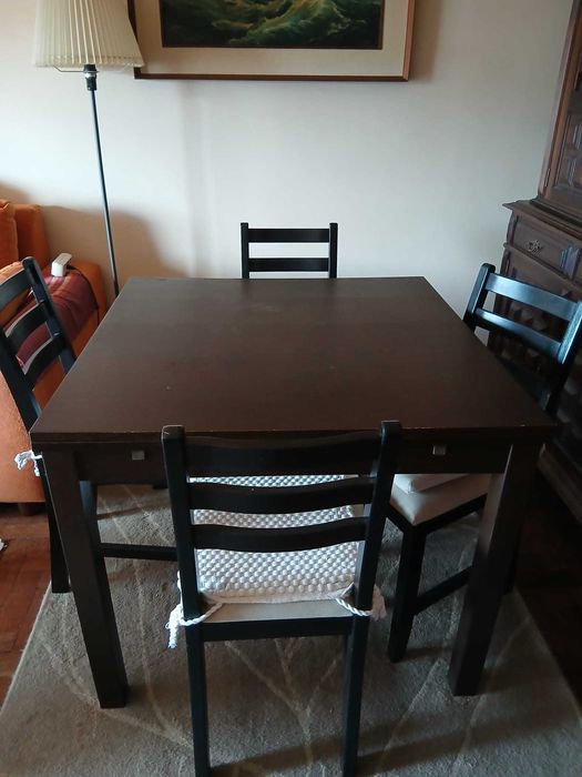 Conjunto de mesa e cadeiras