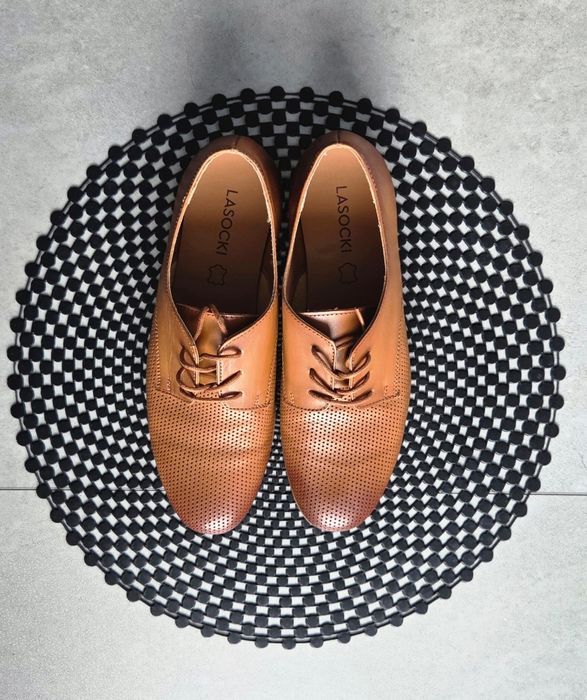 Półbuty nowe, firma Lasocki, rozmiar 37, kolor Camel.