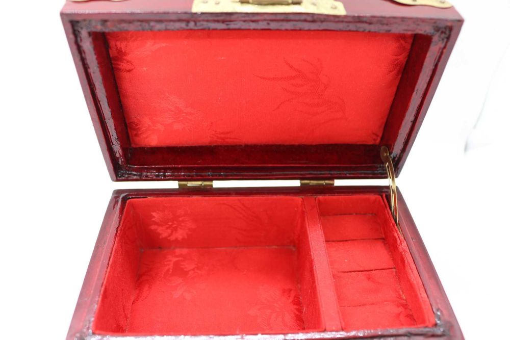 Caixa Chinesa Guarda Joias com Embutidos em Jade e Latão