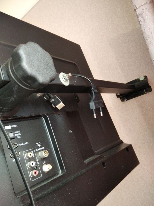 Кріплення до телевізора бокове.