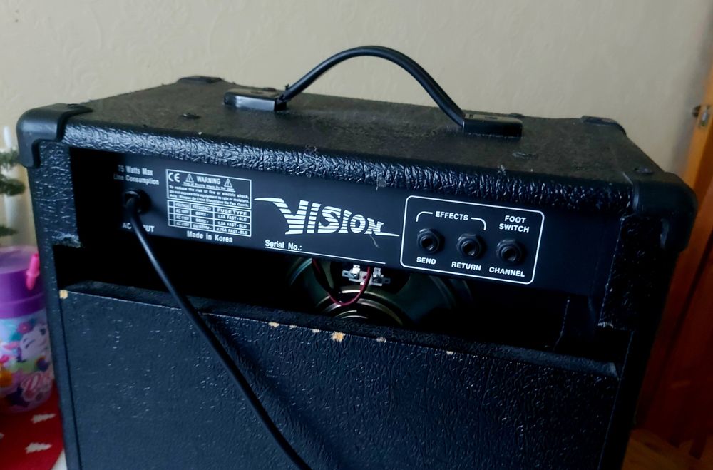 Продам комбік, комбоусилитель,комбопідсилювач , vision 30w з ефектами