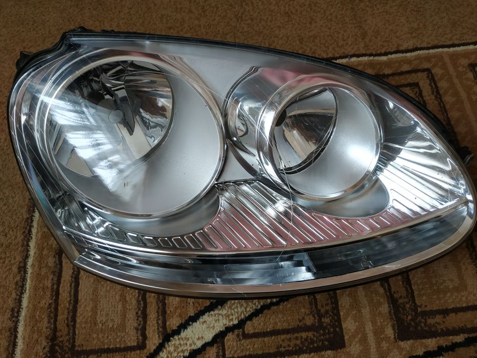 Продам праву фару Volkswagen golf 5