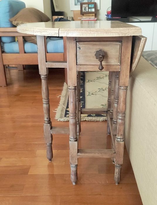 Pequena mesa de apoio restaurada