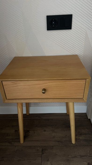 Тумба приліжкова