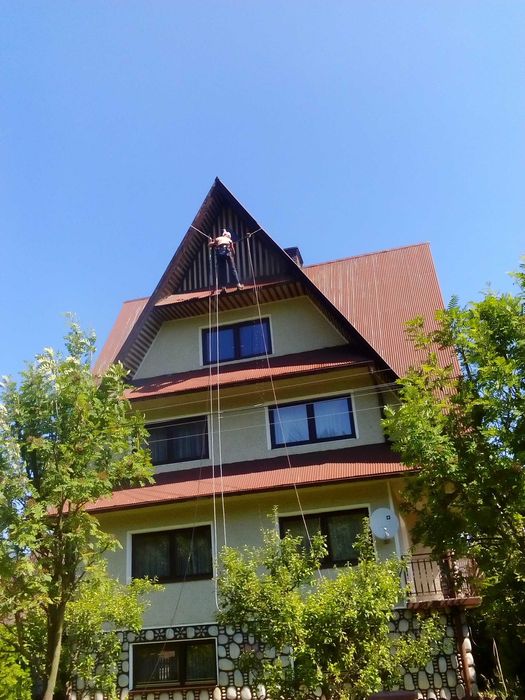 Malowanie dachów pokrytych dachówką, blachą, gontem. Prace dekarskie