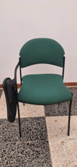 Cadeiras para sala de formação com suporte para escrita e grelha arrum