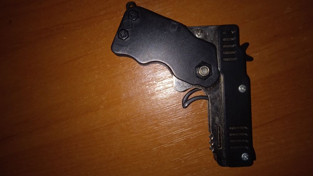 Брелок берсерк брелок нож и пистолет