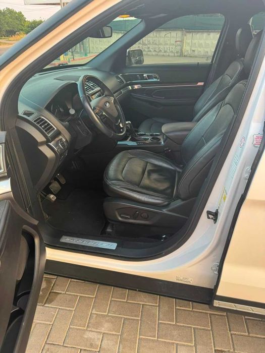 автомобіль форд експлоер