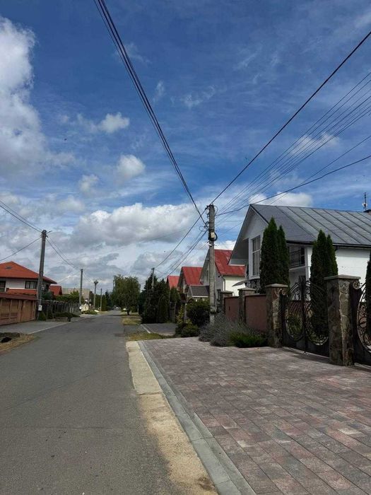 Продається сучасний 1,5-рівневий будинок у с. Барвінок